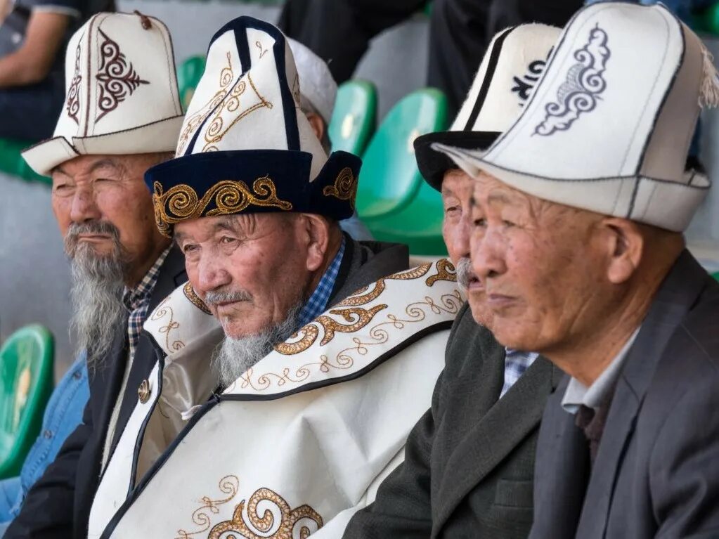 Кыргызский колпак. Шапка киргиза. АК калпак головной убор. Национальный головной убор Киргизии. Бакай калпак киргизы.