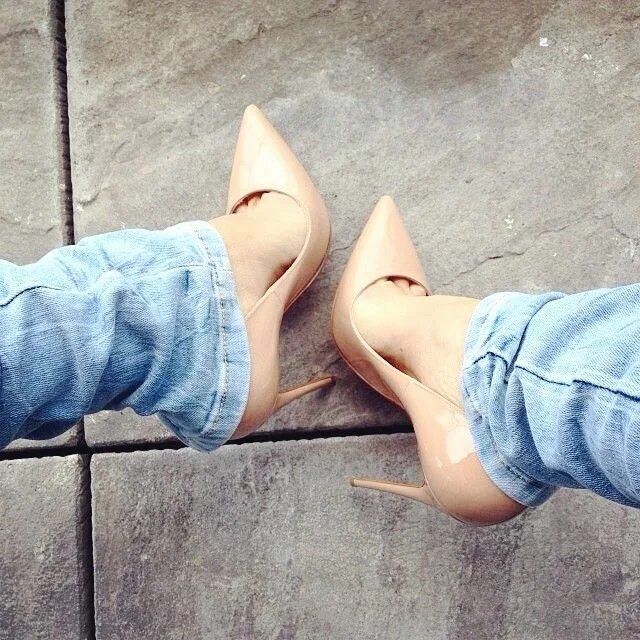 Женские ноги в туфлях. Домашние босоножки. Девушки на высоких каблуках. Девушка в туфлях. Туфли сверху.