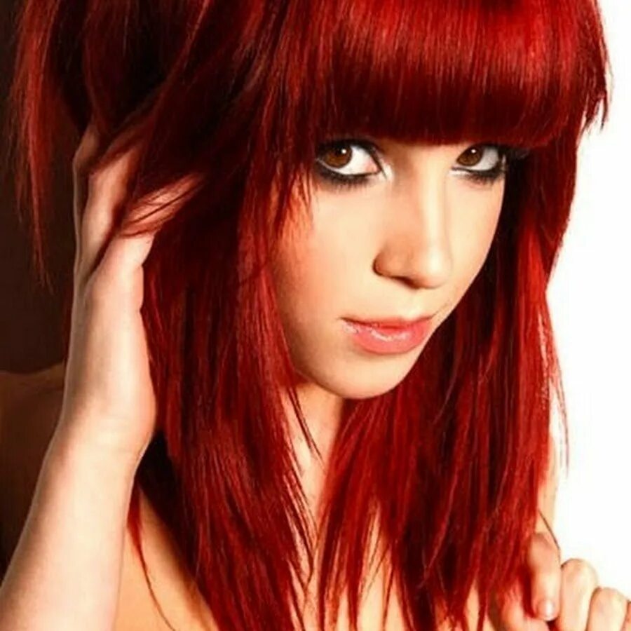 Скарлет Тейлор с красными волосами. Красные волосы с челкой. Длинные рыжие волосы с челкой. Удлиненное каре рыжие волосы.