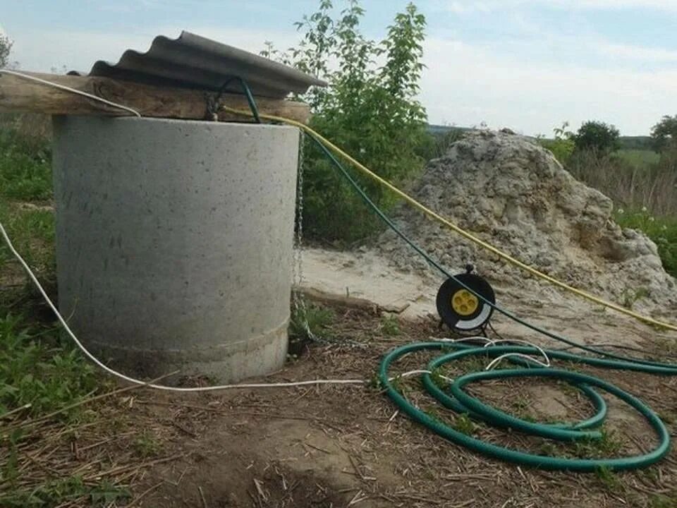 Можно поливать водой из скважины. Летний водопровод для полива. Летний водопровод для полива из колодца. Летний водопровод на даче. Колодец для шланга для полива.