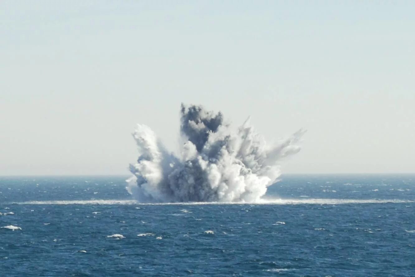 Взрыв в Южно китайском море. Надводный взрыв. Подводный взрыв. Подводный ядерный взрыв. Взрыв на поверхности воды