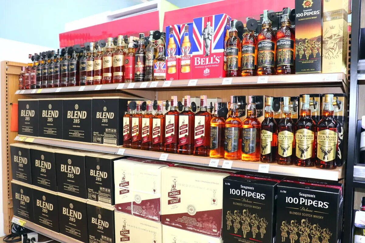 Бокалы с шампанским. Южные алкогольные традиции. Чокаются рюмками. Саке бар. National алкоголь.