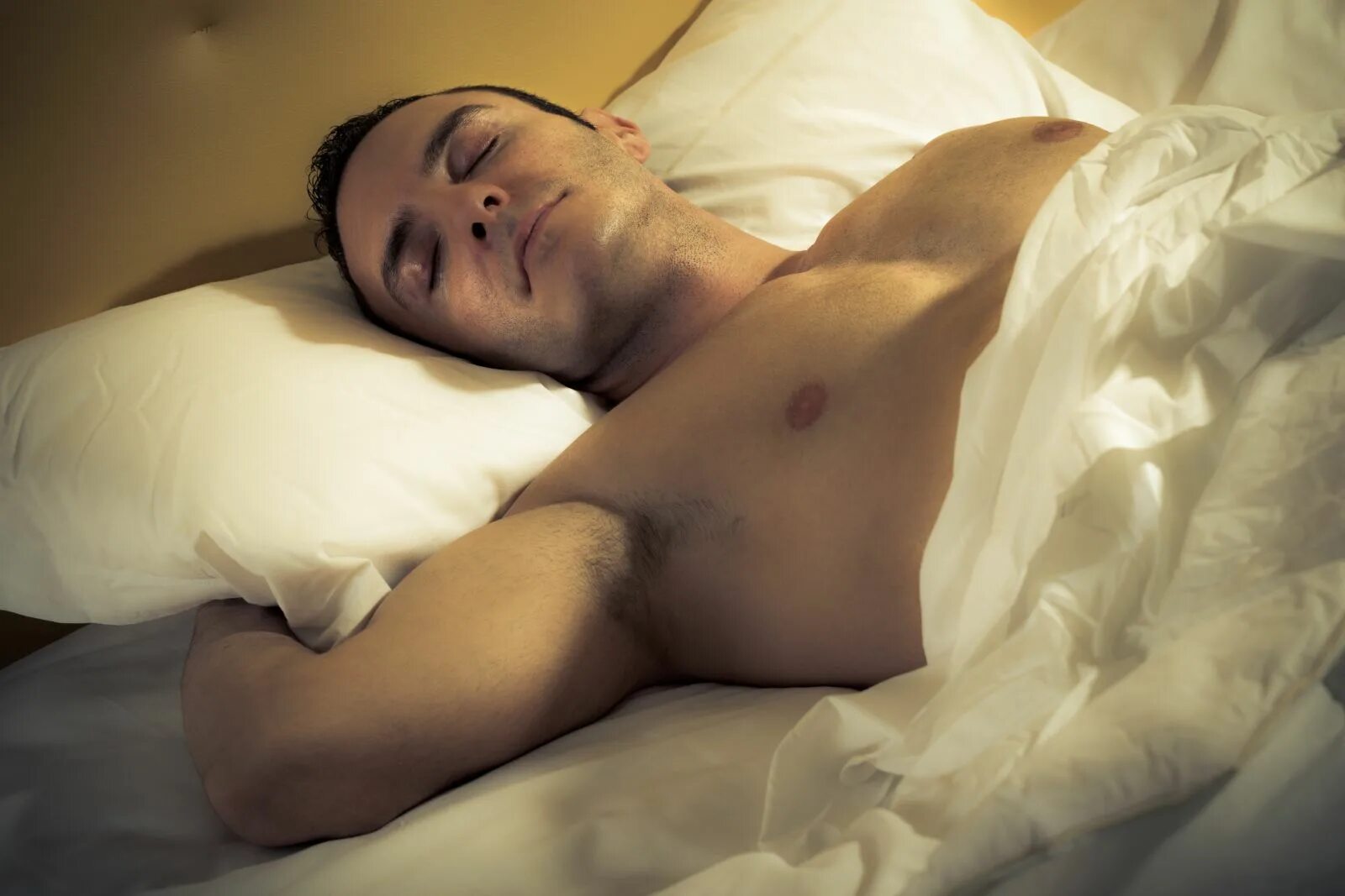 Юные парни спят. Спящий человек подросток. Подросток спит в кровати. Мужчина спит. Подросток спит в кровати.