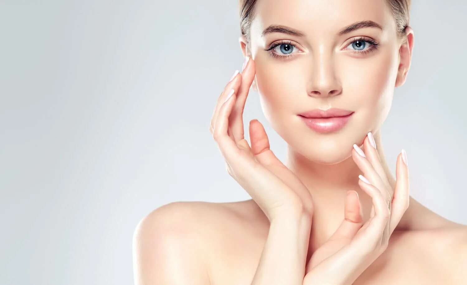 Макияж в романтическом стиле. Красивые брови. Девушка с фиолетовыми ногтями. Девушка с кисточкой для макияжа. Макияж и маникюр.