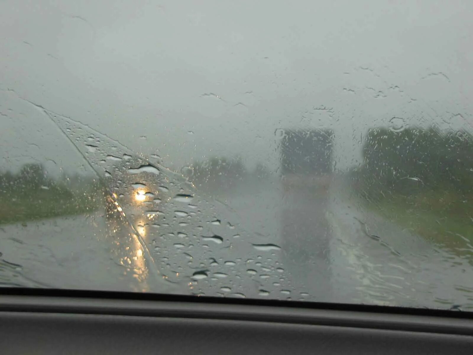 сегодня опять идет дождь. дождливый день. женщина за окном дождь. сегодня опять идет дождь. статусы про дождливую погоду прикольные.