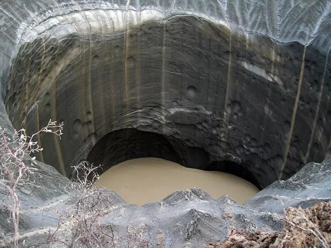 на дне воронки. карстовая воронка на ямале. карстовая воронка, гватемала (2010). кимберлитовая трубка «большая дыра» юар. карстовая воронка в китае с лесом.