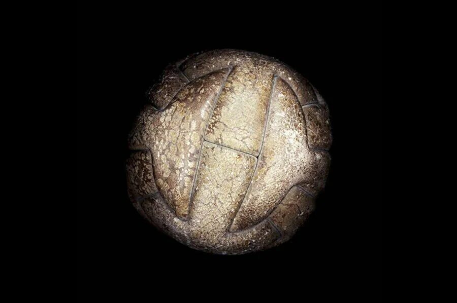 Первый мяч в футболе. Мяч ЧМ 1930 по футболу. Первый мяч ЧМ 1930. Самый первый мяч. Древние мячи.