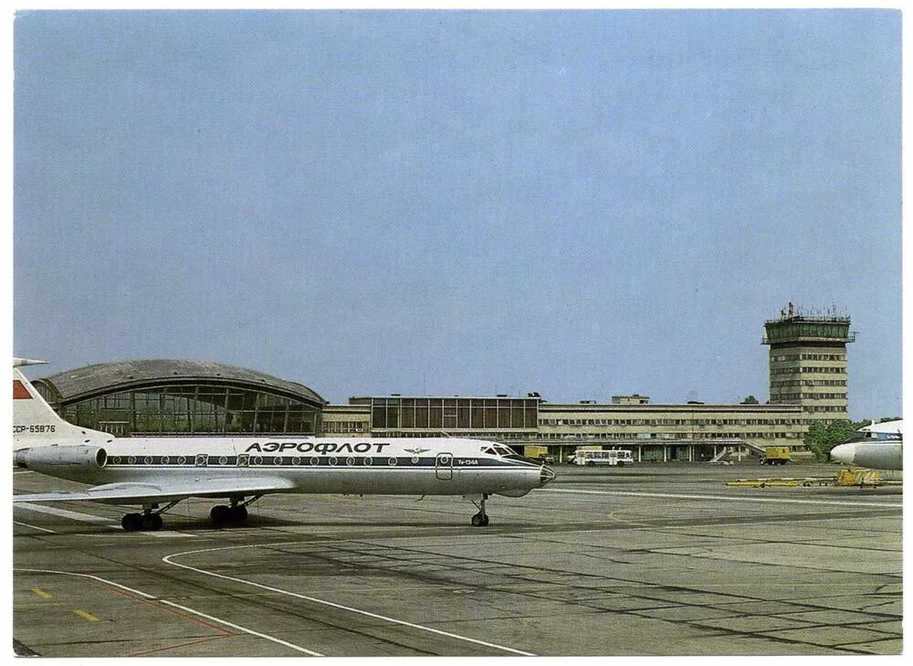 Старый аэропорт внуково. Аэропорт домодедово 1980. Московский аэропорт 1960х. Аэропорт пулково 1965 год. Внуково аэропорт 1960.