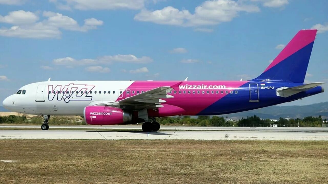 Wizzair москва. Wizz Air парк самолетов. Самолет Wizz Air 1 класс. Wizz Air обои для рабочего стола. Красивые фото с Wiiz Air.