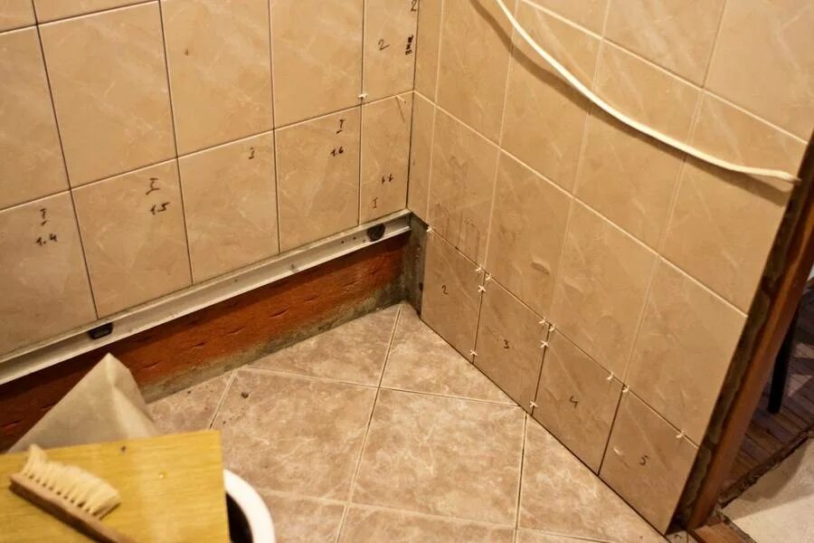 Начало укладки плитки в ванной. Выкладываем пол плиткой в ванной. Укладка плитки в ванной на стены. Монтаж плитки в ванной. Укладка плитки на ванну.