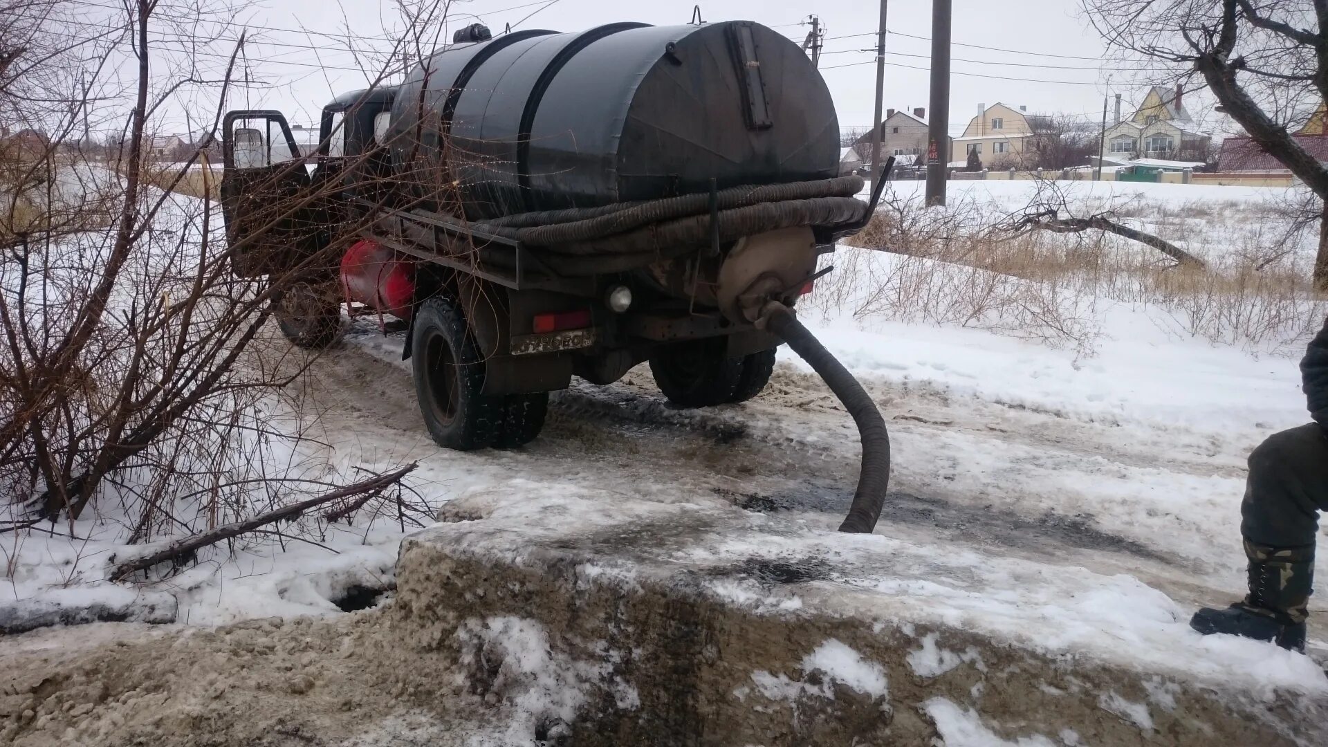 Газель ассенизатор ко-820. МАЗ 5549 ассенизатор. ЗИЛ 157 ассенизатор. Ассенизаторская машина сливает