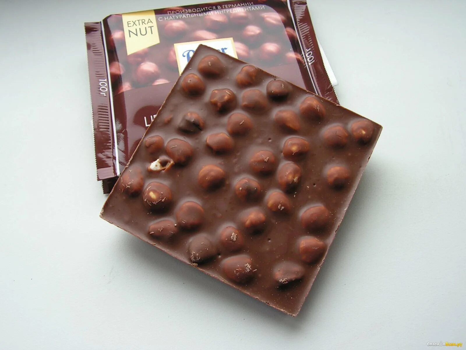 Шоколад с орехами. Шоколад с цельным орехом. Шоколадка с орешками. Шоколадная плитка с фундуком.