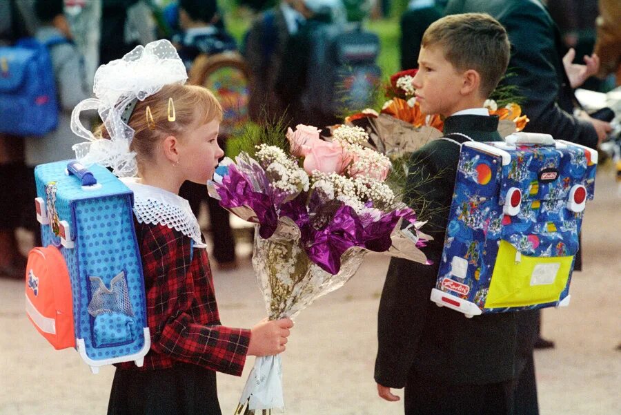 Устроить ребенка в школу в москве. Школьники 1 сентября. Первоклассник. Ребенок первоклассник. Школьник с цветами.