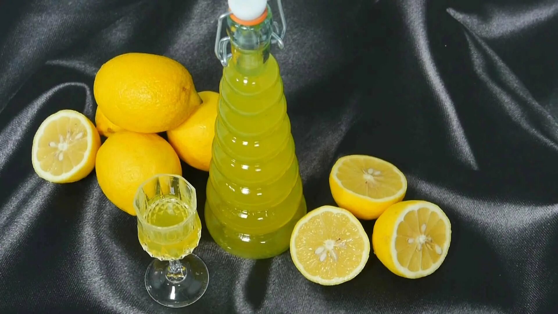 Лимончелло на самогоне на 3. Лимонный ликёр Limoncello. Наливка Лимончелло. Лимоны для Лимончелло. Лимончелло домашняя на самогоне.