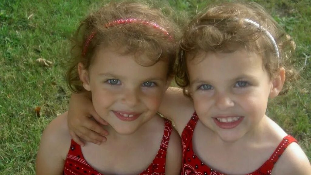 Эшли олсен и мэри кейт олсен. Твинс-сёстры. Двойняшки олсен. Сестры близнецы. Мэри-кейт олсен близняшки.