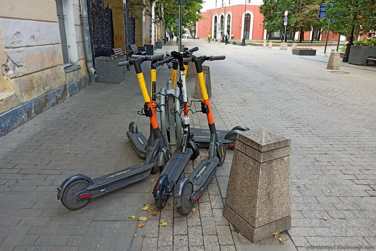 Сколько стоит 1 минута на электросамокате. Электросамокат. Самокат на улице. Электросамокат на улице. Прокатный самокат.