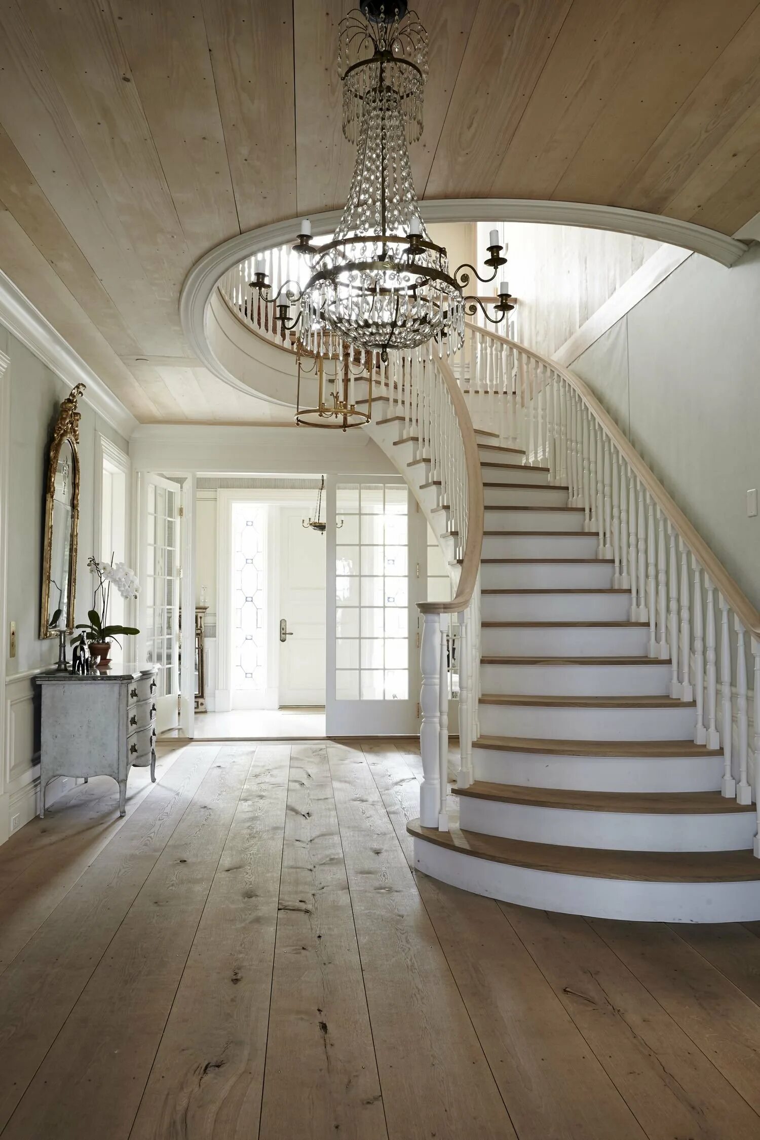 Потолок ступеньки. Красивые лестницы в доме. Холл с лестницей в частном доме. Красивые холлы с лестницами. Гостиная с лестницей.