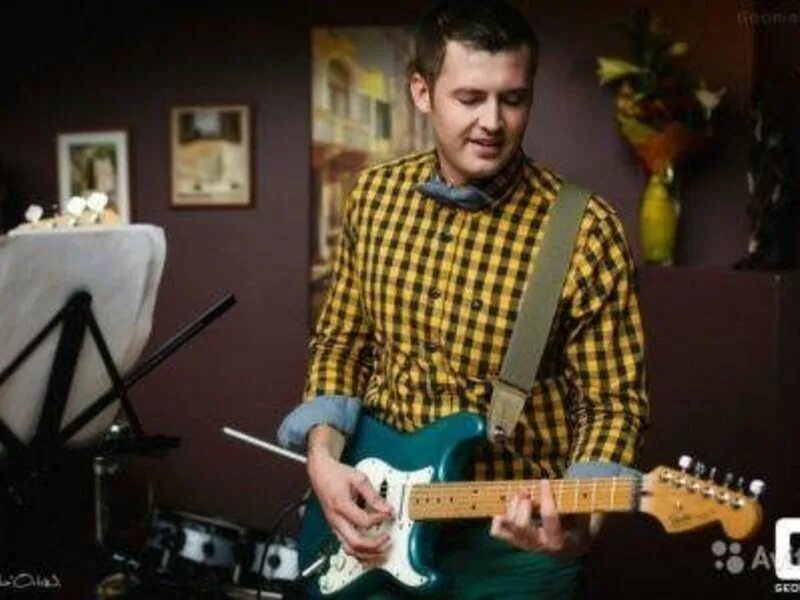 эдуард п гитарист ярославль. уроки игры на бас гитаре. игра на гитаре. уроки игры на акустической гитаре. игра на гитаре ярославль.