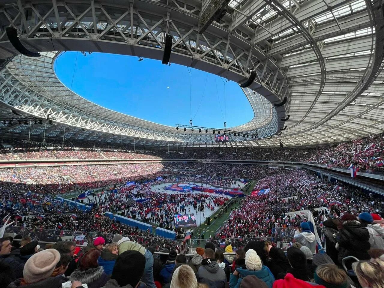 Олимпийский комплекс Лужники Москва. Стадион Лужники 2022. Олимпийский комплекс Лужники концерт. Стадион Лужники Москва фото.