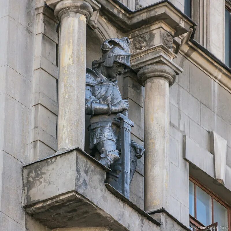 Доходный дом филатовой с рыцарями. Центральный дом актёра на арбате. Рыцари доходный дом филатовой на арбате. Арбат 35 рыцарь. Старый арбат дом с рыцарями.