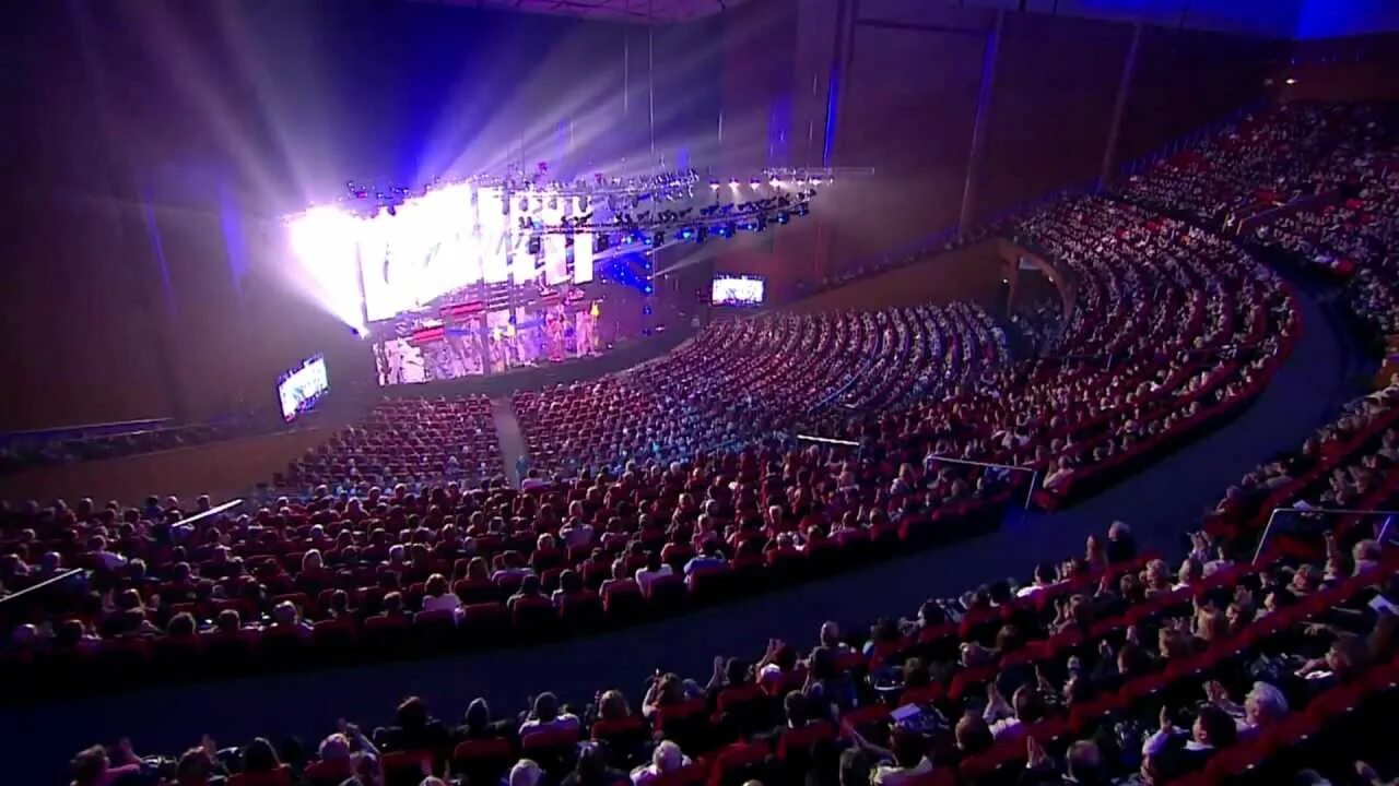 Картинка свеча памяти крокус сити холл. Крокус концертный зал. Crocus City Hall концертный зал. Крокус Сити Холл 2022. Концерт Сити Холл 2022.