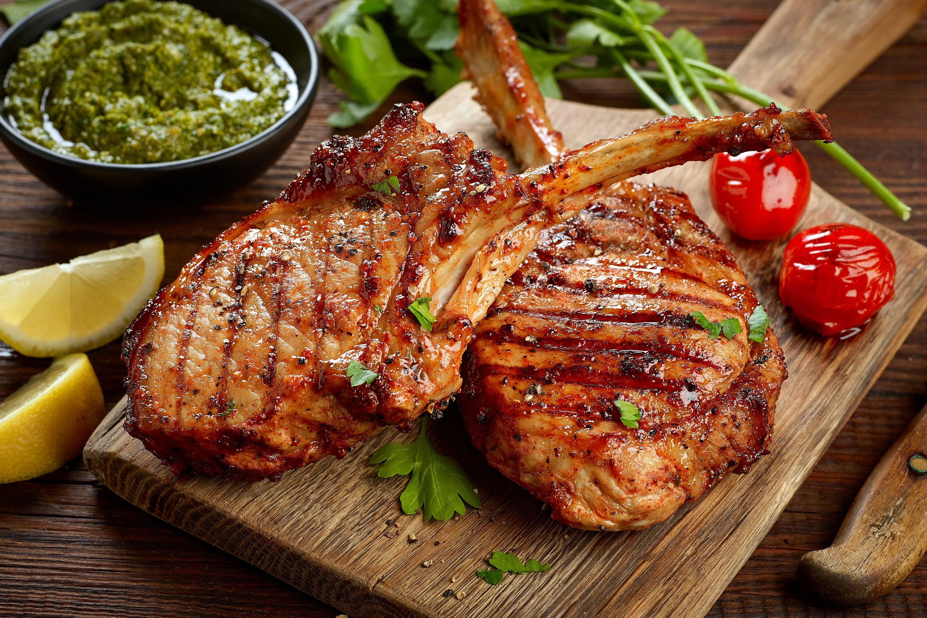 Жареное мясо на гриле. Стейк. Стейк на углях. Сколько жарить стейк на мангале. Стейк на гриле.