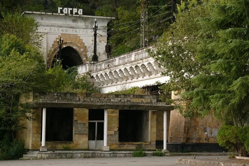 ЖД вокзал Гагра. Гагра (станция). Заброшенный вокзал Гагра. ЖД дорога Гагра. Воронеж гагра поезд