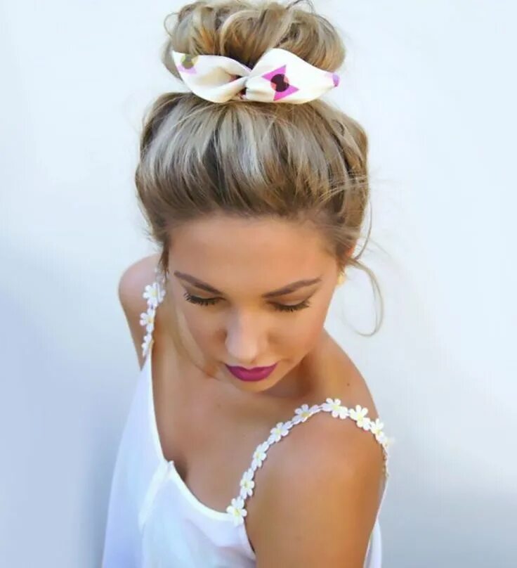 Бант для причёски с гулькой. Гулька с бантом из волос. Шишка с бантом. Шишка с бантиком из волос. Прическа бант из волос.