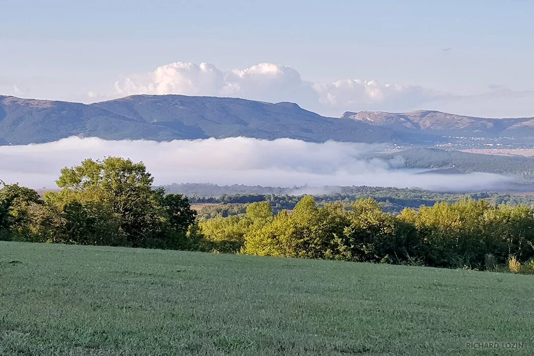 Крымская швейцария байдарская долина. Кизиловое байдарская долина. Крымская швейцария байдарская долина. Ореандская долина крым. Байдарская долина крым купить дом.