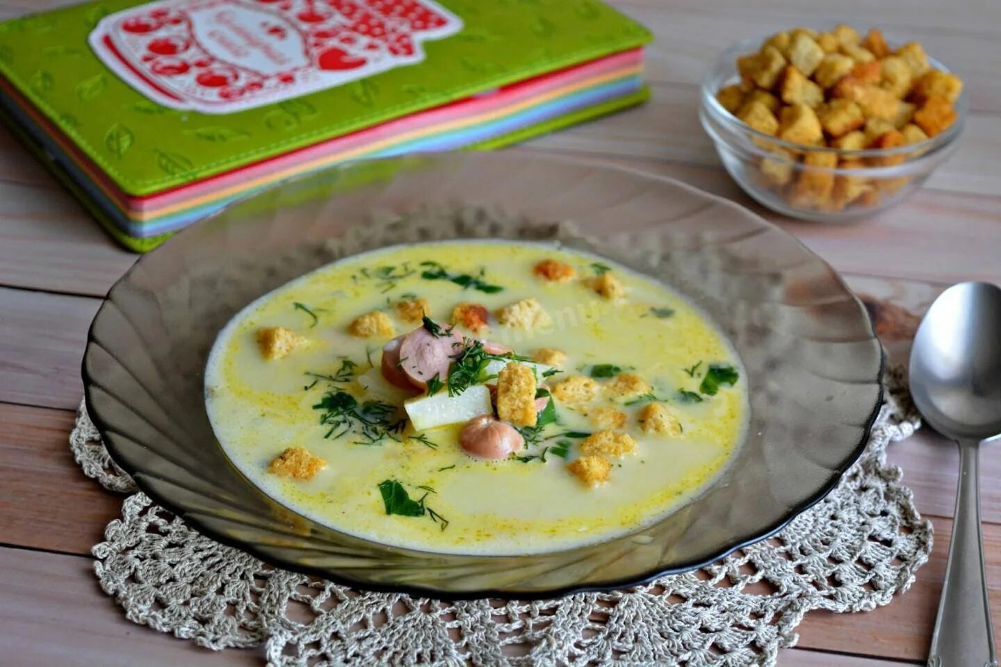 Сырный суп с колбасой и плавленным сыром. Сырный суп с плавленным сырком. Сырный суп с сосисками. Суп с плавленным сыром. Сырный суп с копченостями.