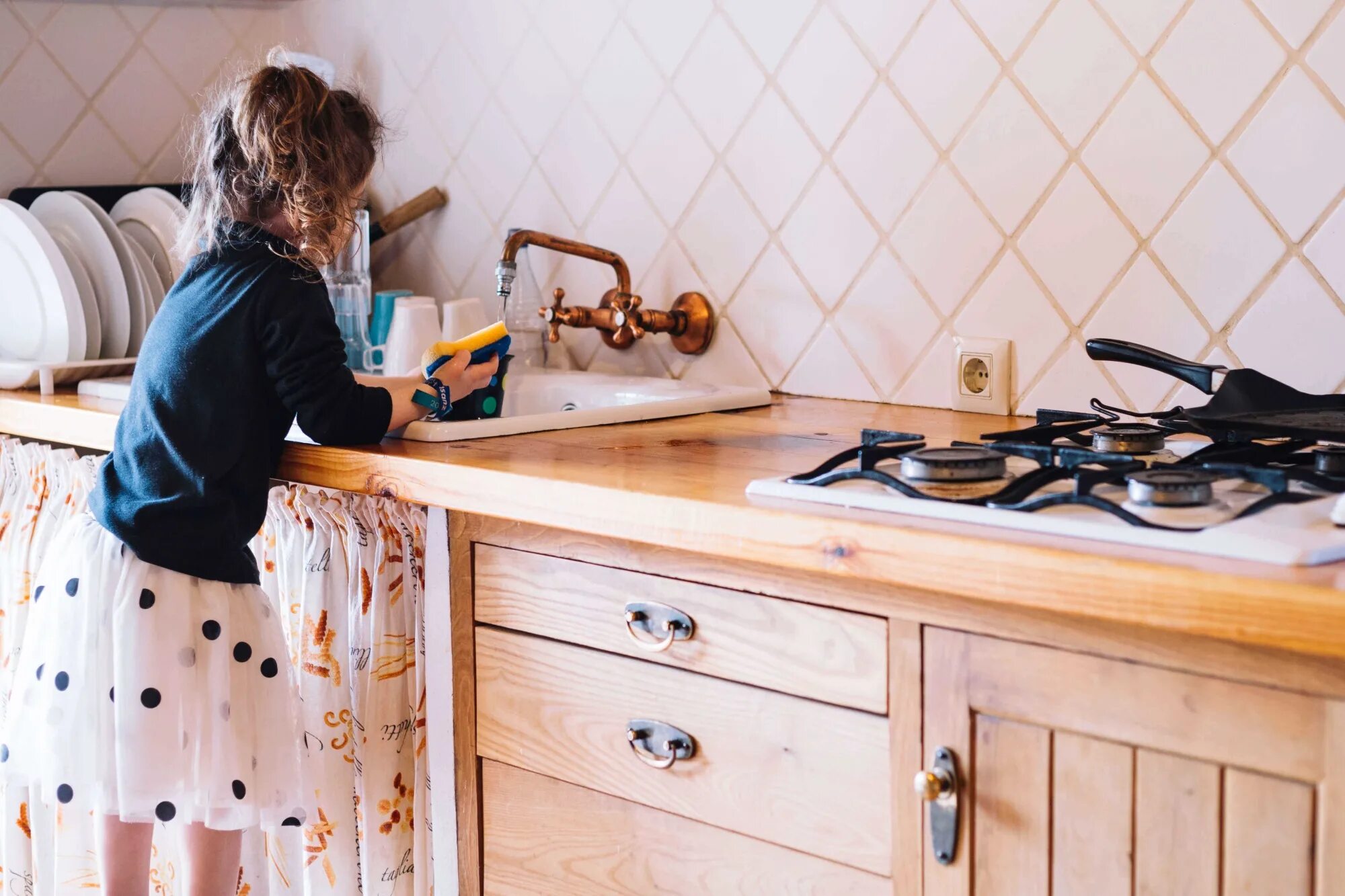 Мама застряла в раковине. Женщина перед раковиной кухни. Household Chores фото. Фото мойки на кухне с краном моют ложки.