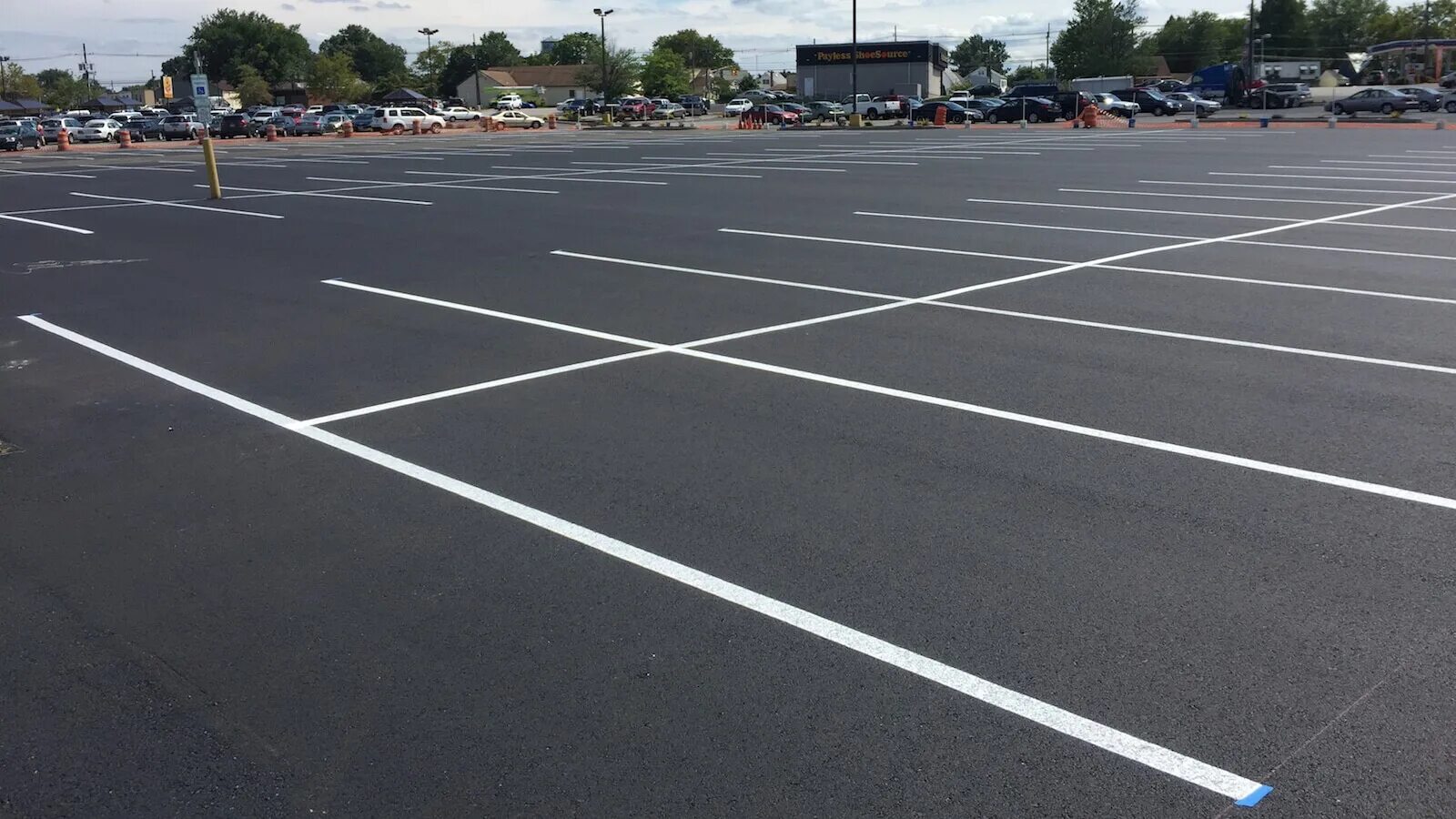 Схема параллельной парковки задним ходом ориентиры. Road marking paint. Логотип road markings. Road marking paint. Автомобильная стоянка.