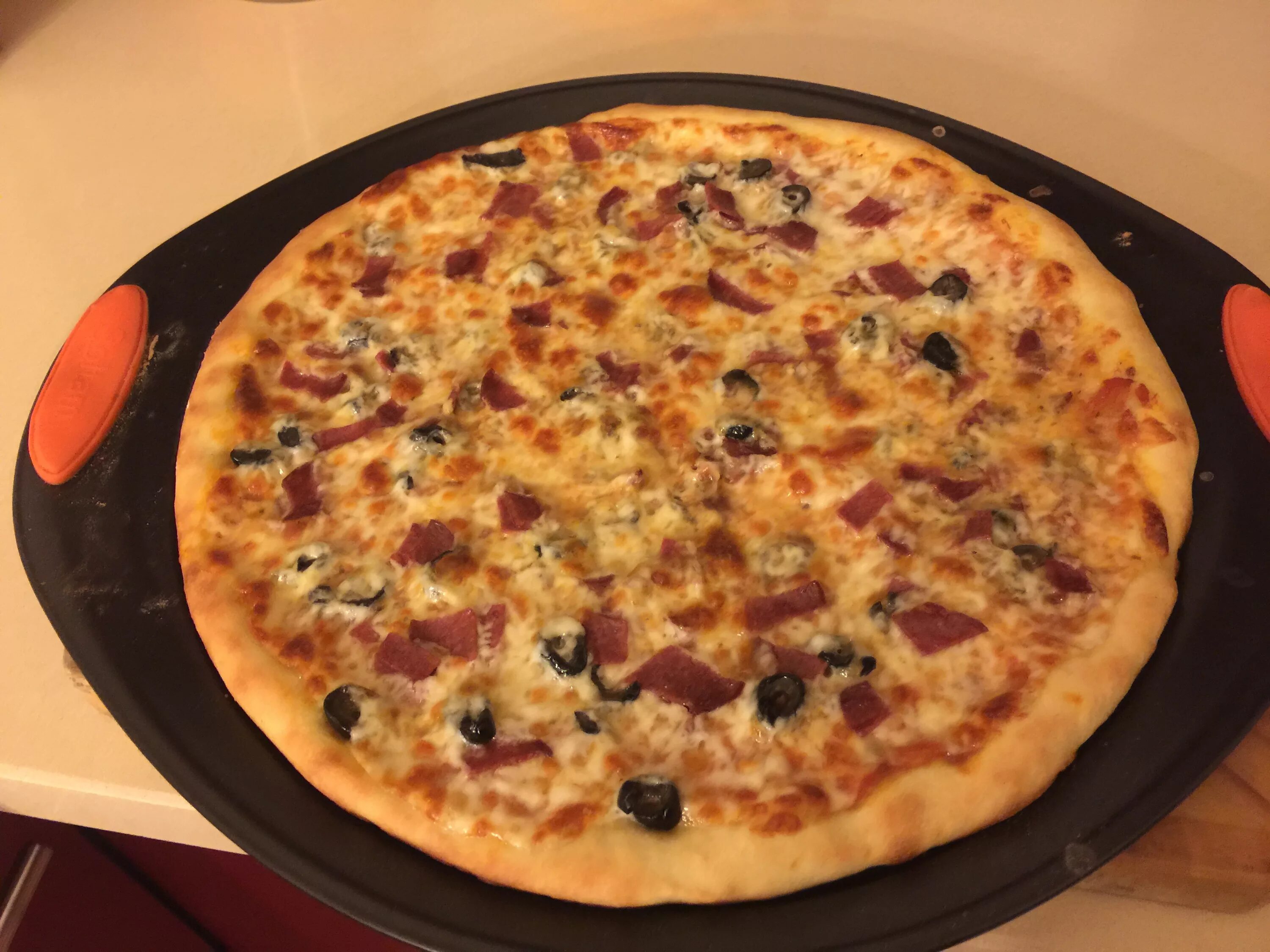 Пицца какой готов. Пицца домашняя. Пицца домашняя круглая. Пицца домашняя на столе. Пицца домашняя фото.