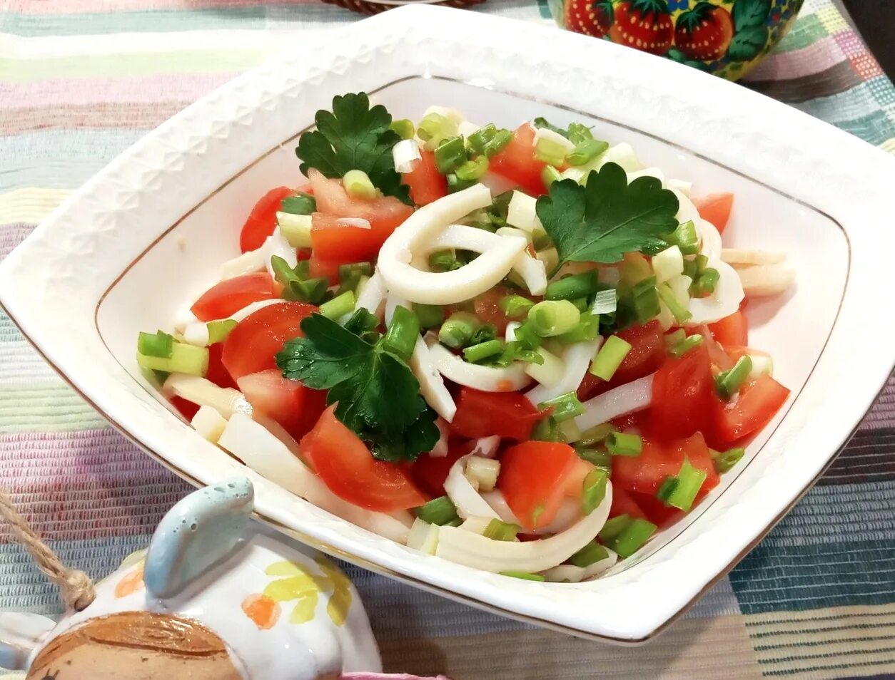 салат цезарь с кальмарами. салат с кольцами кальмара. рецепт вкусного постного салата с кальмарами. салат из кальмаров с овощами. рецепт вкусного постного салата с кальмарами.