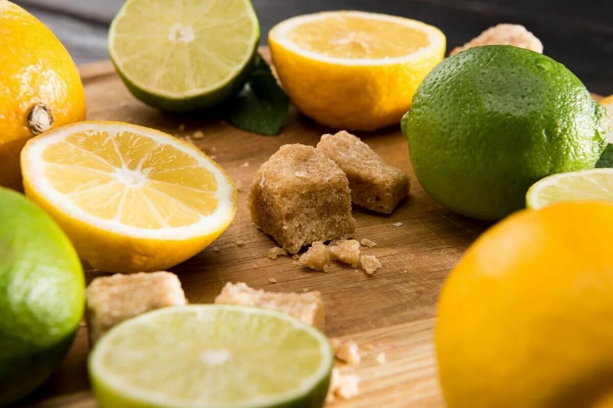 Апельсин повышает сахар. Фруктоза. Фрукты в сахаре. Лимон с коричневым сахаром. Лайм, коричневый сахар и зеленый.