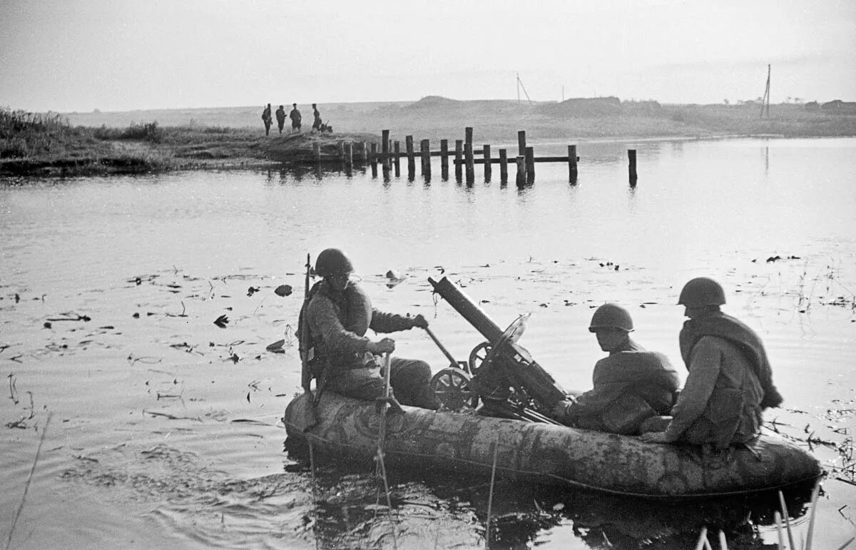 О переправе на войне произведения. Битва за Днепр 1943. Переправа Днепра 1943. Битва за Днепр 1944.