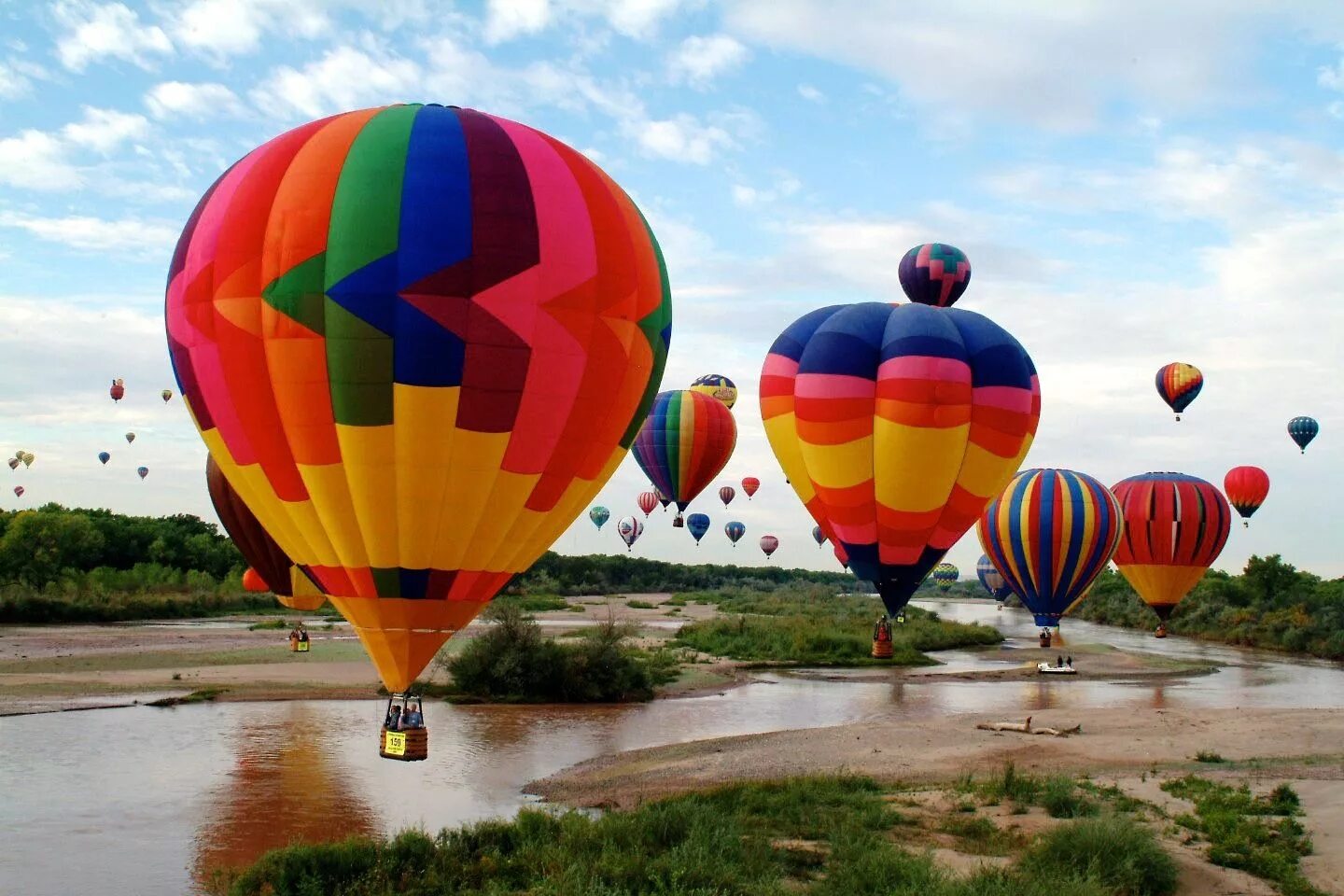 Flying balloon. Фестиваль воздухоплавания «золотое кольцо России». Пайн Ривер воздушный шар. Воздушный шар полет. Фестиваль воздушных шаров.