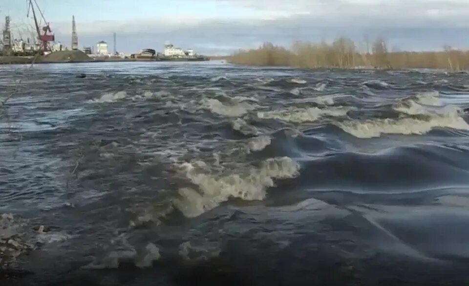 Паводок Якутск. Мощный паводок. Наводнение в Жатае. Вода выходит из берегов. Новотроицк паводок сегодня