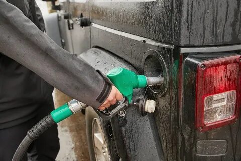 Отливает бензин