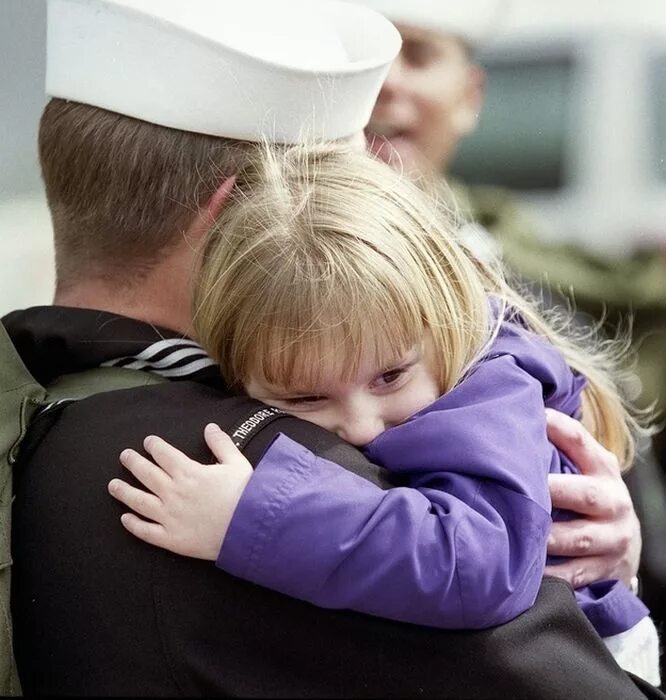 Военный с ребенком. Семья военного. Солдат с ребенком. Семья военнослужащего.