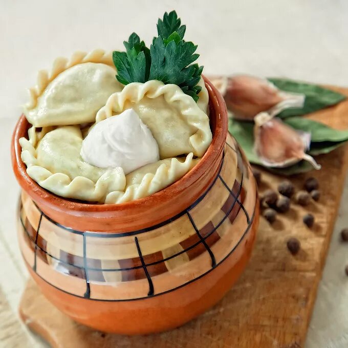 Пельмени в глиняном горшочке. Пельмени в горшочке. Вареники в горшочке. Пельмени в горшочке с сыром. Пельмени в горшочках в духовке.