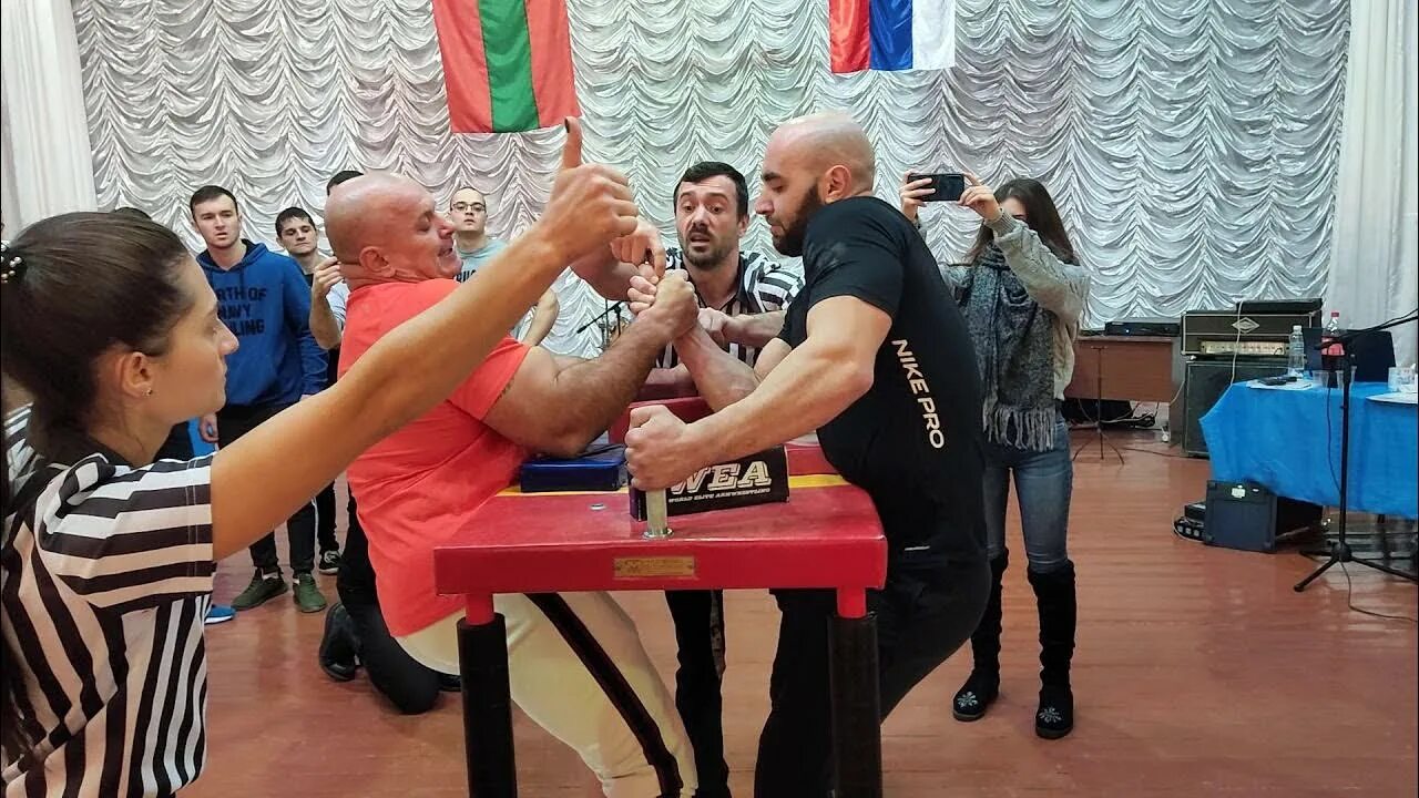 Зал армрестлинга. Борьба на руках. тренировки для армрестлинга в зале. армрестлинг 90х. армрестлинг 90 кг.