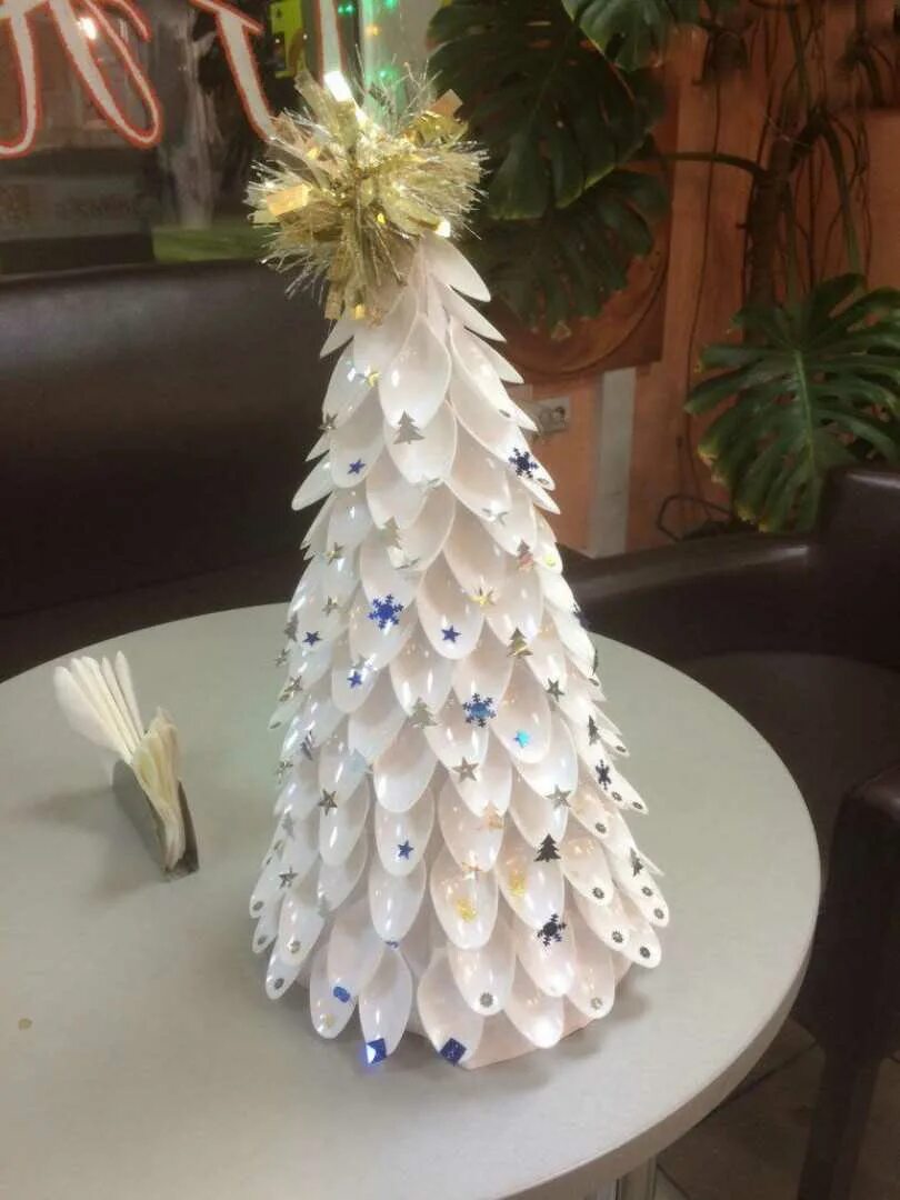 поделки из пластиковых ложек на новый год. поделки из пластиковых ложек на новый год. елка из ложек пластиковых. поделки из пластиковых ложек на новый год. новогодняя елка из пластмассовых ложек.