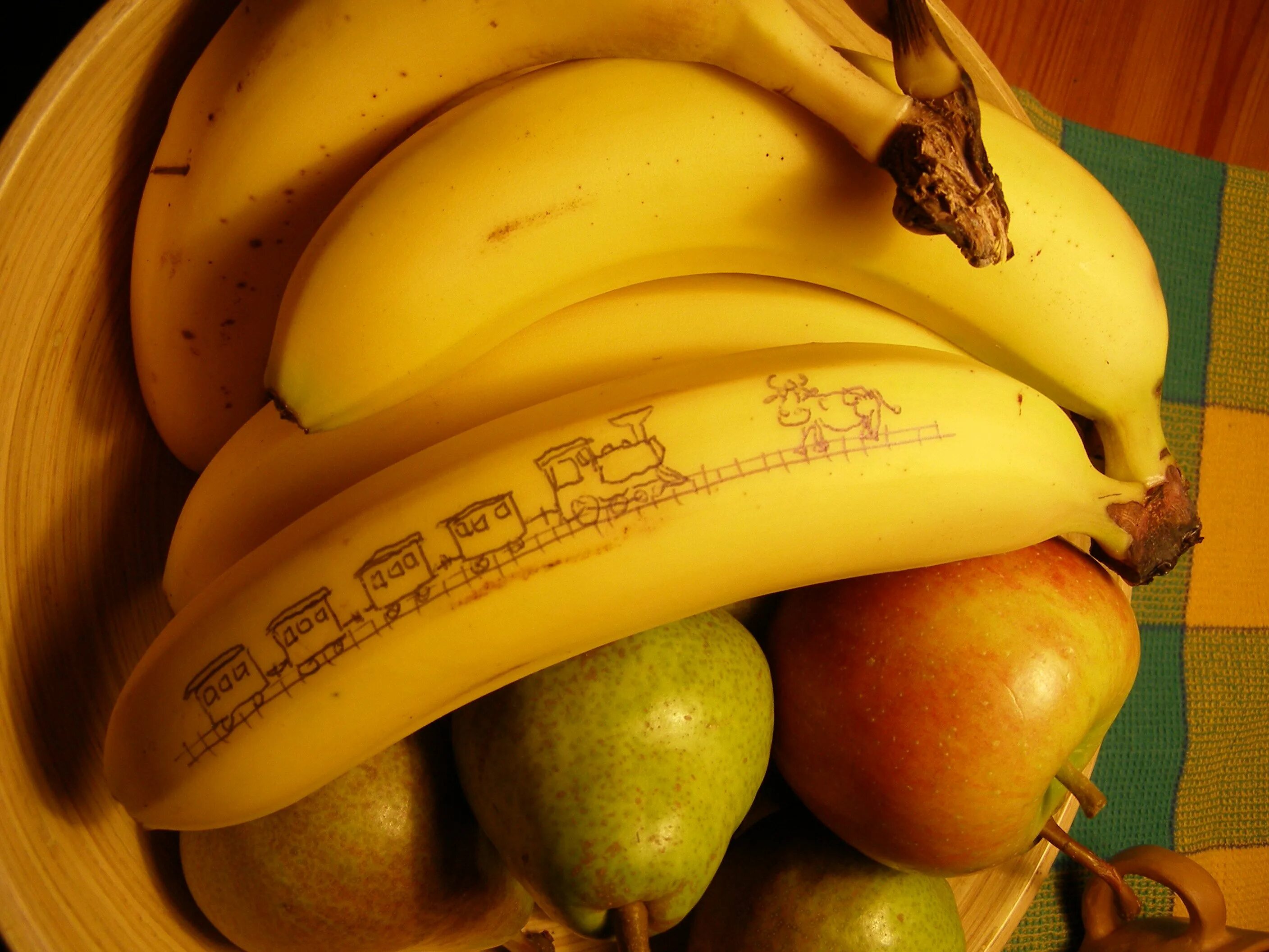 I like bananas apples. Банановые яблоки. Яблоки и бананы. Груша банановая. Банан но груша.