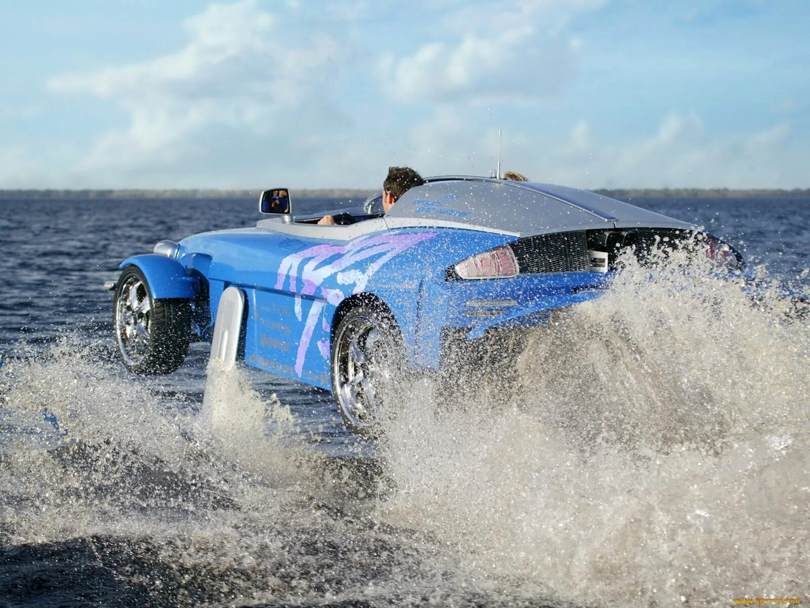 Машина едет под водой. Rinspeed амфибия. rinspeed splash. 2004 rinspeed splash concept. машина в воде.