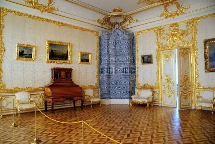 The Catherine Palace is a Rococo palace located in the town of Tsarskoye Selo , 