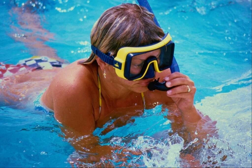 девушка в маске для плавания. ребенок в бассейне в очках. маска для плавания в бассейне. маска и трубка для плавания в бассейнах. жилет для плавания взрослый tusa sport.