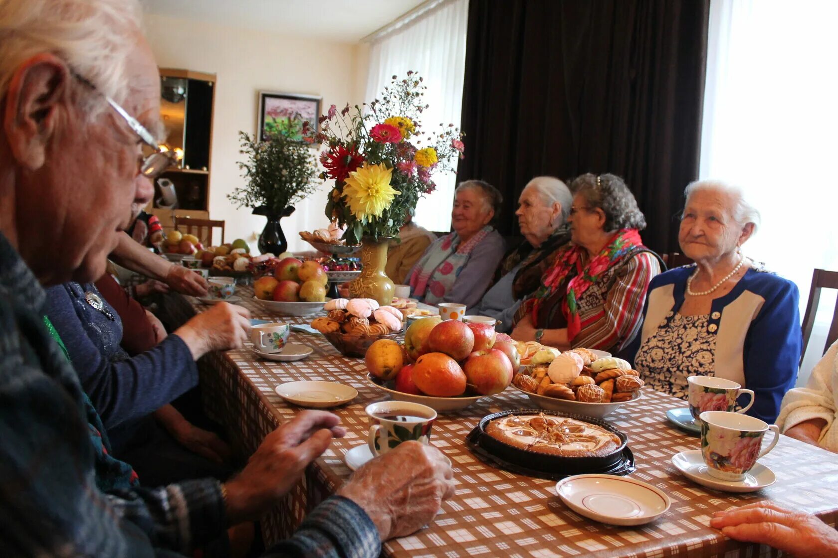 Сценарий праздника для пожилых. Чаепитие пожилых. Пенсионеры за столом. Чайная церемония с пожилыми людьми. Вечер для пенсионеров.