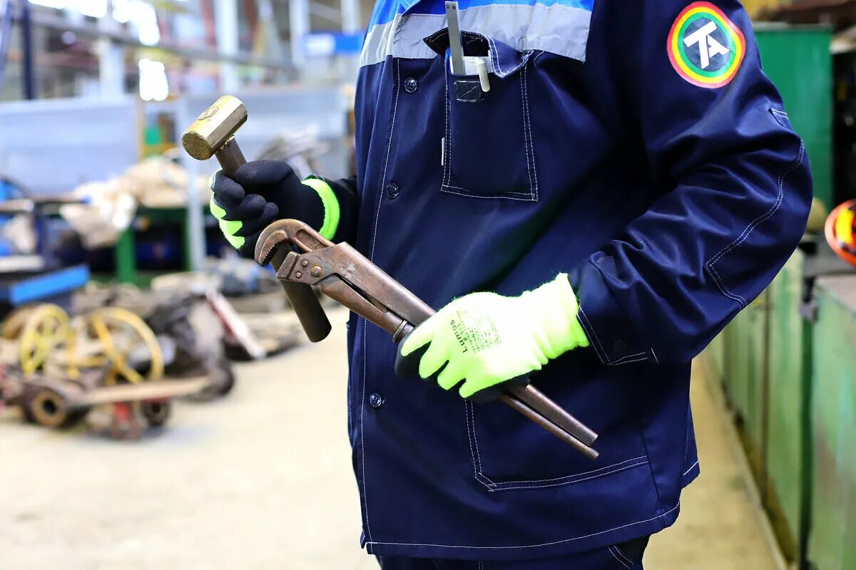 Слесарь ремонтник. Слесарь ремонтник. Улица романтиков нижний новгород. Ремонтники нижний новгород. Профессия слесарь.