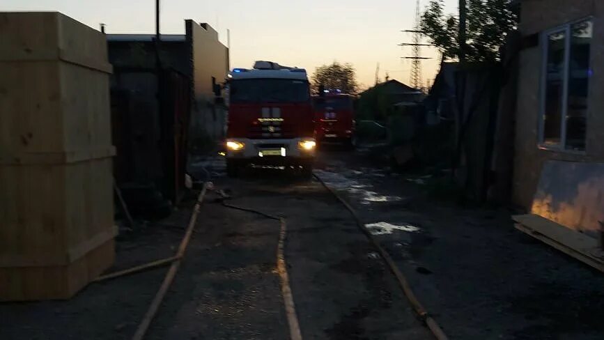 пожар на улице учителей в екатеринбурге 2021. в красноярской гимназии пожаров. ночной пожар школа. пожар учителей 38.